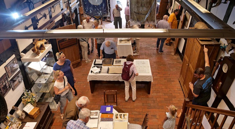 Viele große und kleine Besucher waren zum Geburtstag des Heimatmuseums gekommen und schauten sich interessiert die Ausstellung an. Foto: Martin Düsterberg