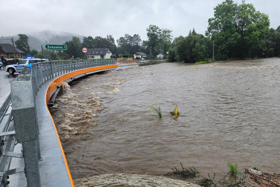 Das Wasser hat fast den Brückenrand erreicht. Foto: Gemeinde Mysłakowice