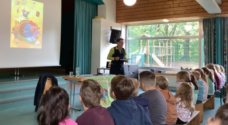 Kinderbuchautor Kai Pannen war zu Gast in der Grundschule Asemissen. Foto: Privat