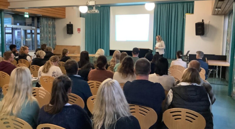 Schulleiterin Diana Fleer begrüßte zum Infoabend an der GS Asemissen die Eltern der zukünftigen Erstklässler im Forum. Foto: Privat