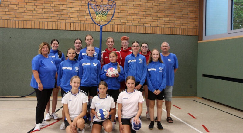 Die Korbballerinnen des TuS Asemissen (in Blau und Weiß) mit ihrer Trainerin Anke Höna-Kronshage (links) und Trainer Jens Westermeier (rechts) und ihren Gästen aus Lipperreihe vor dem Training in der Turnhalle der GS Asemissen. Foto: Edeltraud Dombert