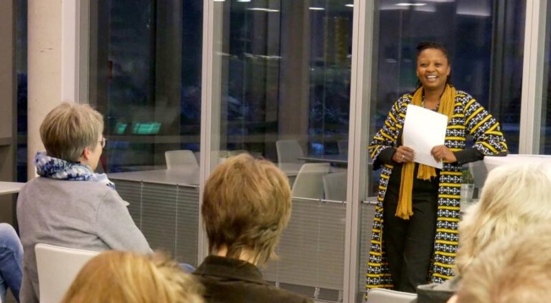 Evelyne Waithra Müller, hier bei einer von ihr geleiteten Veranstaltung, berichtet von Ihren Erfahrungen als schwarze Migrantin in Deutschland. Foto: Christine Reuner