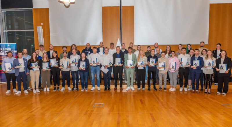 Im Fokus des Abends: „Die Besten der Besten in Lippe in der Aus- und Weiterbildung 2024. Foto: IHK Lippe / Dennis Peters