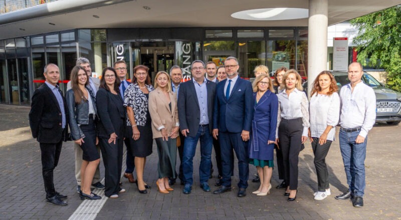 Landrat Dr. Axel Lehmann begrüßt die Gäste aus Polen, Litauen und der Ukraine vor dem Kreishaus in Detmold. Foto: Adam Michalski