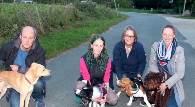 Freundliche Begegnung: Cord mit Carlsson trifft Pia Völker mit Trust, Basset Nera mit Petra und Aussiedoodle Nova mit Annika. Foto: Christine Reuner