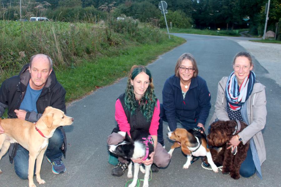 Freundliche Begegnung: Cord mit Carlsson trifft Pia Völker mit Trust, Basset Nera mit Petra und Aussiedoodle Nova mit Annika. Foto: Christine Reuner