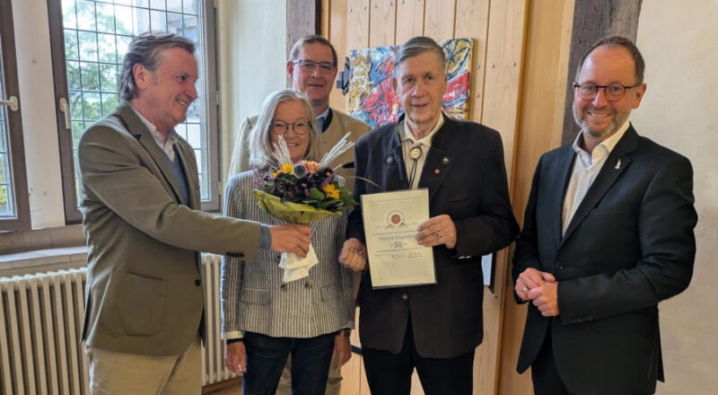 Gruppenbild mit Jubilar: Dietrich Hugenberg (zweiter von rechts) gratulierten herzlich (von links): Joachim von Reden, Ina Meise-Laukamp, Moritz-Georg Freiherr von Eckardstein und Landesverbandsvorsteher Jörg Düning-Gast. Foto: LVL