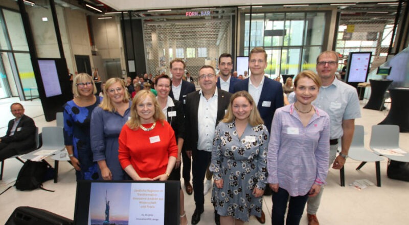 Gestalten das Fachsymposium mit (von links): Katrin Fahrenkrug (Institut Raum & Energie), Ann-Kathrin Habighorst (Kreis Lippe), Prof. Dr. Andrea Walter (HSPV NRW), Dr. Vera Grimm (Bundesministerium für Bildung und Forschung), Verwaltungsvorstand Dr. Olaf Peterschröder (Kreis Lippe), Landrat Dr. Axel Lehmann (Kreis Lippe), Carl-Eric Schlehmeier (Kreis Lippe), Miriam Nolting (Kreis Lippe), Dr. Johannes Möllmann (Bundesministerium für Ernährung und Landwirtschaft), Dr. Anna Wiebke Klie (HSPV NRW) und Prof. Dr. Matthias Freise (Universität Münster). Foto: Kreis Lippe