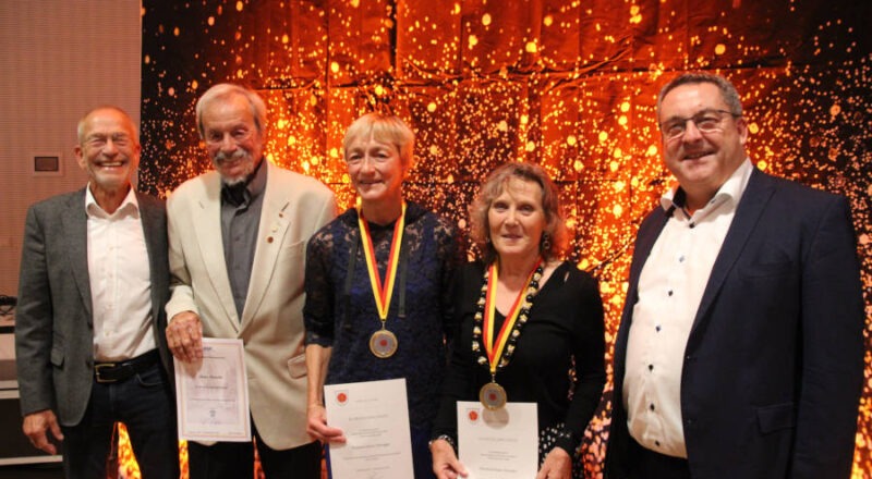 Landrat Dr. Axel Lehmann (rechts) und KSB-Präsident Friedhelm Böger (links) ehren lippische Spitzensportlerinnen und –sportler des Jahres 2023 (von links): Dieter Denecke (70. Sportabzeichen), Katjana Quest-Altrogge (Triathlon, Leichtathletik) und Monika Körner-Downes (Teilnahme Ironman Hawaii). Foto: Kreis Lippe