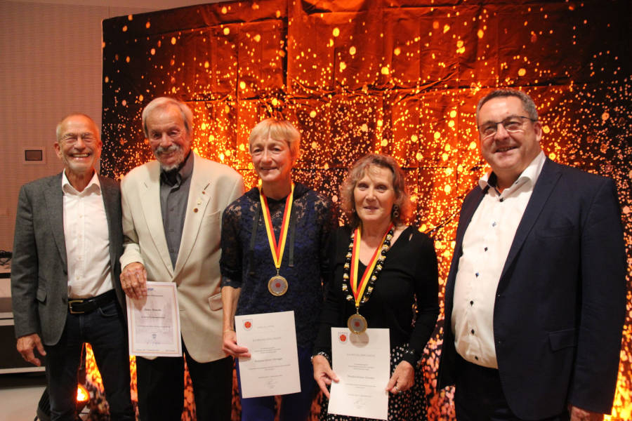 Landrat Dr. Axel Lehmann (rechts) und KSB-Präsident Friedhelm Böger (links) ehren lippische Spitzensportlerinnen und –sportler des Jahres 2023 (von links): Dieter Denecke (70. Sportabzeichen), Katjana Quest-Altrogge (Triathlon, Leichtathletik) und Monika Körner-Downes (Teilnahme Ironman Hawaii). Foto: Kreis Lippe