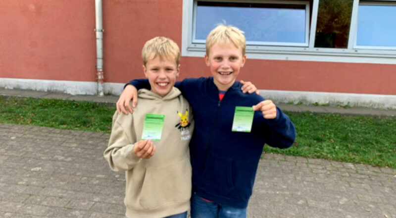 Toni Böhling (links) und Jonathan Schürmann halten nach bestandener Prüfung stolz ihren Radfahrführerschein in der Hand. Foto: Privat