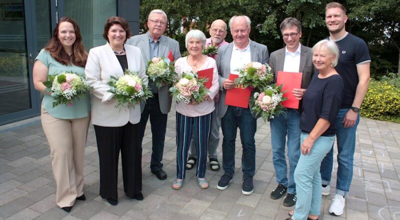 Katrin Freiberger (Vorsitzende der SPD im Kreis Lippe, von links) und Ellen Stock (SPD-Landtagsabgeordnete) ehrten Hans-Reiner Kuhlmey, Gisela Rössler, Rolf-Peter Bürger, Manfred Burkamp und Martin Hoffmann für ihre langjährige Mitgliedschaft in der SPD. Die Vorsitzenden des SPD-Ortsvereins Leopoldshöhe-Süd Barbara Lehne und Lukas Klöpping gratulierten. Foto: Thomas Dohna