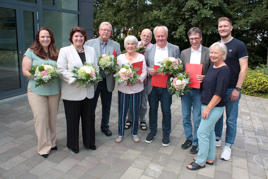 Katrin Freiberger (Vorsitzende der SPD im Kreis Lippe, von links) und Ellen Stock (SPD-Landtagsabgeordnete) ehrten Hans-Reiner Kuhlmey, Gisela Rössler, Rolf-Peter Bürger, Manfred Burkamp und Martin Hoffmann für ihre langjährige Mitgliedschaft in der SPD. Die Vorsitzenden des SPD-Ortsvereins Leopoldshöhe-Süd Barbara Lehne und Lukas Klöpping gratulierten. Foto: Thomas Dohna