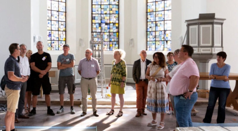 Die Teilnehmer des Unternehmerfrühstücks des Unternehmernetzwerkes ließen sich die Renovierung der Kirche am Marktplatz erläutern. Foto: Mandy Göhler