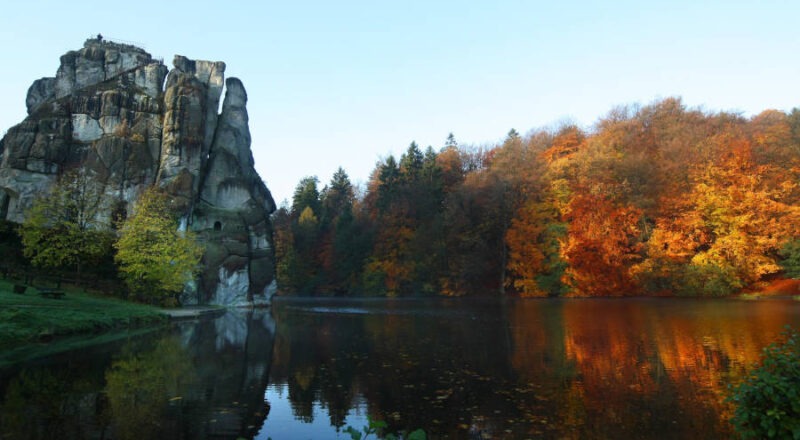 Die Externsteine in mystischer Herbststimmung Foto:LVL_Robin Jähne