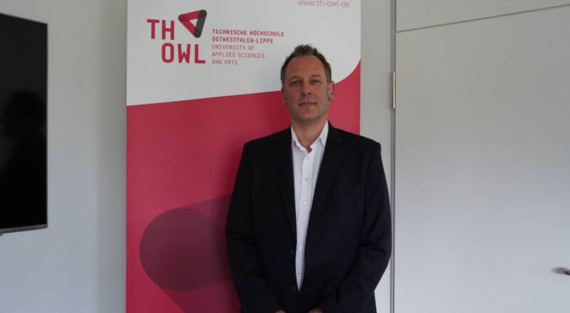 Zum 1. Oktober hat Muhamed Kudic (47) die Professur für Intrapreneurship und Digitale Transformation am Fachbereich Elektrotechnik und Technische Informatik der TH OWL übernommen. Er möchte die Erfolge des Bachelorstudiengang „Digital Management Solutions“ (DiMS) auf dem BildungsCampus Herford weiter ausbauen und den Studierenden praxisnahe ökonomische und technologische Fähigkeiten vermitteln. Foto: TH OWL