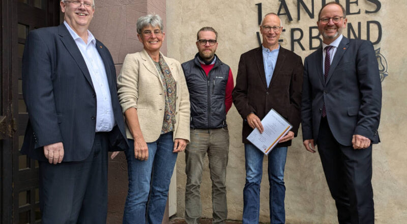 Gratulierten Detlev Naust (zweiter von rechts) herzlich zum 40-jährigen Dienstjubiläum (von links): Andreas Tewes (Fachbereichsleiter Personal & Organisation), Susanne Hoffmann (stellv. Leiterin Forstabteilung), Jan-Otto Hake (Leiter Forstabteilung) sowie Verbandsvorsteher Jörg Düning-Gast. Foto: Landesverband Lippe