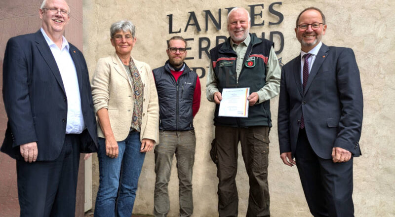 Gratulierten Stephan Radeck (zweiter von rechts) herzlich zum 40-jährigen Dienstjubiläum (von links): Andreas Tewes (Fachbereichsleiter Personal & Organisation), Susanne Hoffmann (stellv. Leiterin Forstabteilung), Jan-Otto Hake (Leiter Forstabteilung) sowie Verbandsvorsteher Jörg Düning-Gast. (Foto: Landesverband Lippe)