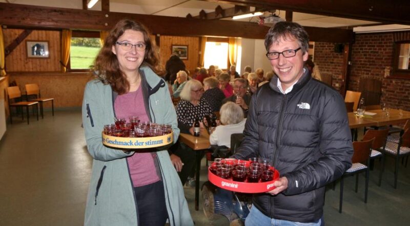 Organisatorin Annalena Bargfrede und Bürgermeister Martin Hoffmann verteilen beim Fest für die Ehrenamtlichen den traditionellen Leopoldshöher Wacholder. Foto: Thomas Dohna