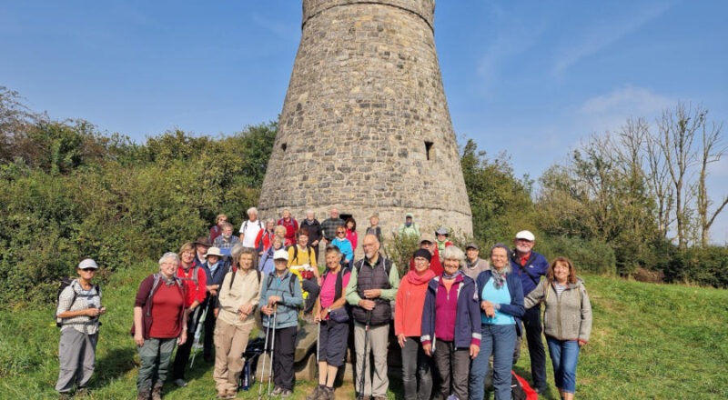 Die Wandergruppe am Windmühlenstumpf in Barntrup Foto: Lippe Tourismus & Marketing GmbH