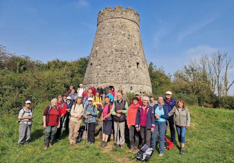 Die Wandergruppe am Windmühlenstumpf in Barntrup Foto: Lippe Tourismus & Marketing GmbH