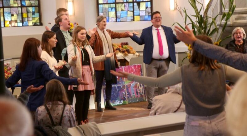 Der Kindergottesdienstkreis verabschiedete Pfarrer Hendrik Meier mit einem Lied. Foto: Thomas Dohna