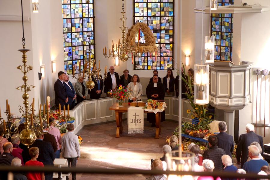 Im Chorraum nimmt der Kirchenvorstand Platz. Am Altar stehen die Vorsitzende des Kirchenvorstandes Andrea Rodekamp und Pfarrer Hendrik Meier. Foto: Thomas Dohna