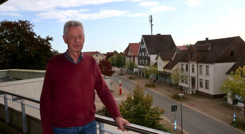 Klaus Sunkovsky steht auf dem Balkon des Ratssaales. Nach mehr als 46 Jahren im Dienst der Gemeinde verabschiedet er sich in den Ruhestand. Foto: Thomas Dohna