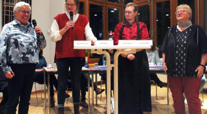 Markplatzgespräch: Dorothee Lenk, Moderatorin Zoe Davis, Leo Neugebauer, Annette Wolf (von links). Foto: Lippische Landeskirche