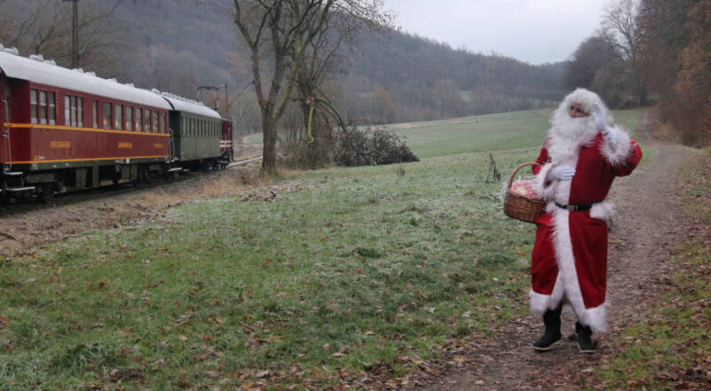 Der Nikolaus steigt auf der Strecke der Lippischen Landeseisenbahn zu. Foto: Michael Rehfeld