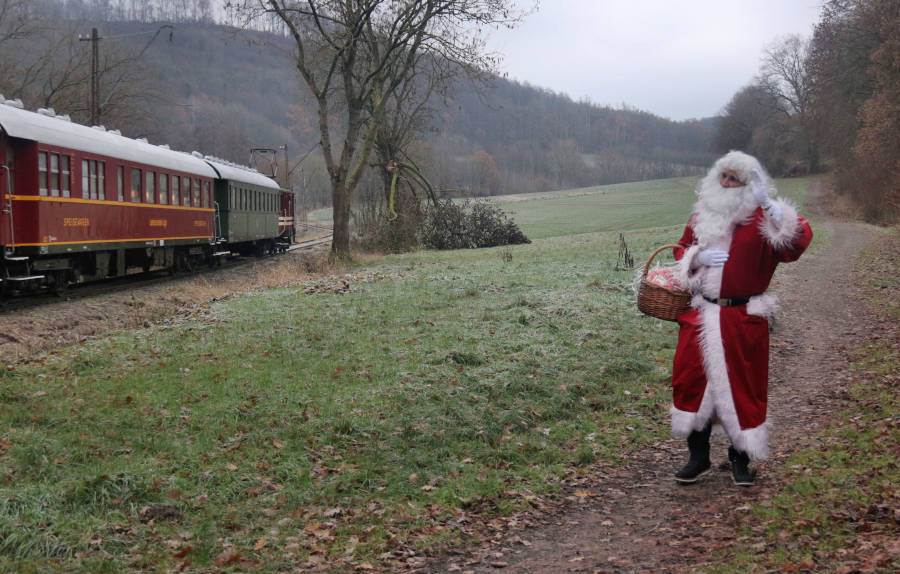 Der Nikolaus steigt auf der Strecke der Lippischen Landeseisenbahn zu. Foto: Michael Rehfeld