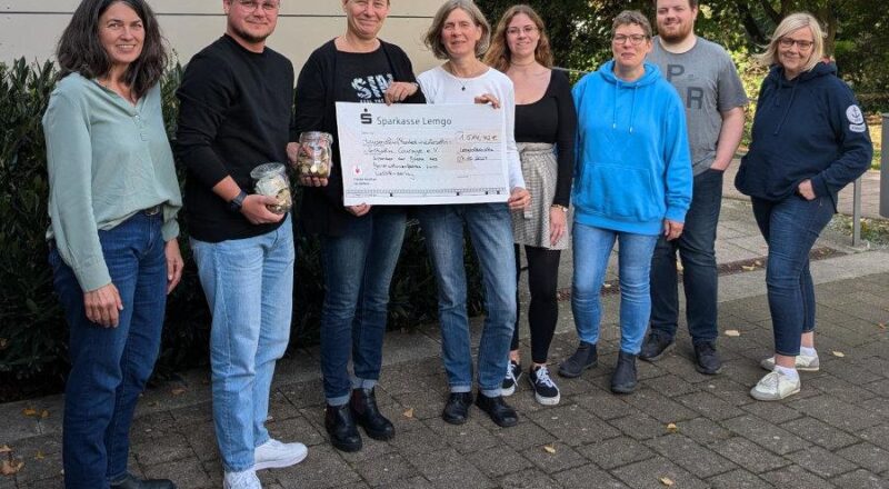 Die Leiterin des Familienservicebüros Sandra Linnenbecker (von lonks), Jason Jochem von Courage, Stefanie Becker, Annett Peter, Saskia Senft, Andrea Bruelheide, Jonas Droste und Anja Gottowik aus den Familienzentren. Foto: Gemeinde Leopoldshöhe