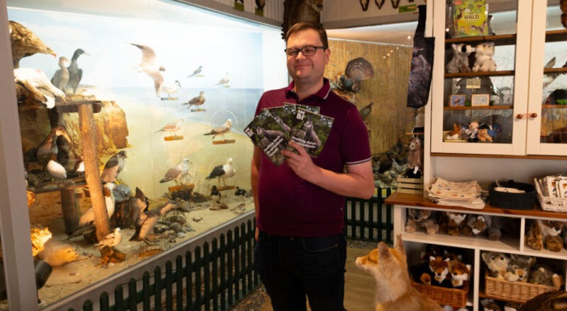 Autor und Tierparkleiter Dr. Benjamin Ibler präsentiert den neuen Tierparkführer "Ein Streifzug durch den Tierpark Olderdissen". Foto: Stadt Bielefeld/UWB