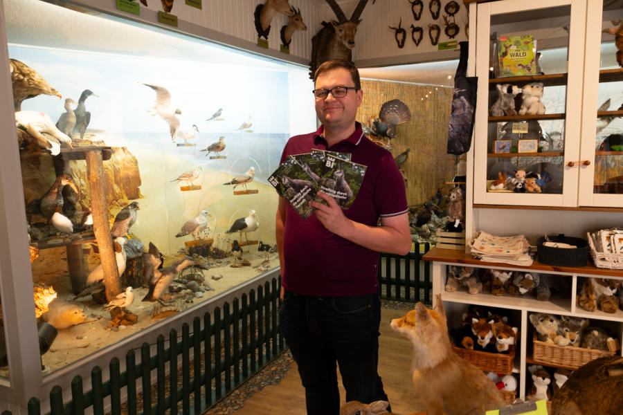 Autor und Tierparkleiter Dr. Benjamin Ibler präsentiert den neuen Tierparkführer "Ein Streifzug durch den Tierpark Olderdissen". Foto: Stadt Bielefeld/UWB