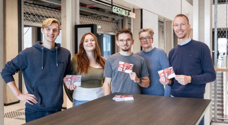 Das Projektteam, Jan Lukas Fründ (von links), Katrin Thaler, Jan Pilgrim, Stefanie Meyerjürgen, Nikolas Rolf, steckt bereits mitten in den Vorbereitungen des Trinnovation OWL Science Slams. Foto: TH OWL