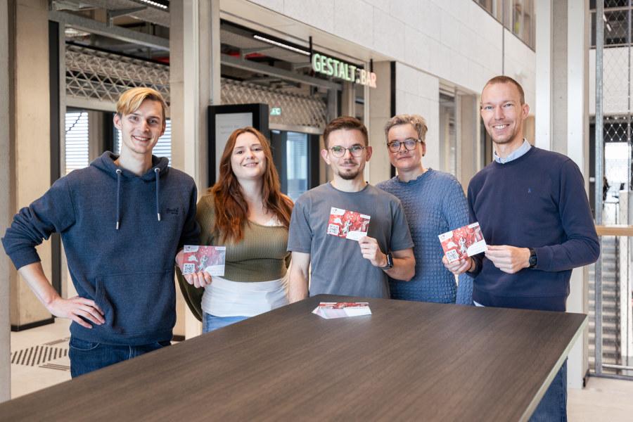 Das Projektteam, Jan Lukas Fründ (von links), Katrin Thaler, Jan Pilgrim, Stefanie Meyerjürgen, Nikolas Rolf, steckt bereits mitten in den Vorbereitungen des Trinnovation OWL Science Slams. Foto: TH OWL