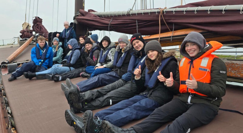 Erst die Theorie, dann die Praxis: Umsetzung auf dem Segelschiff. Foto: Ev. Jugend Lippe