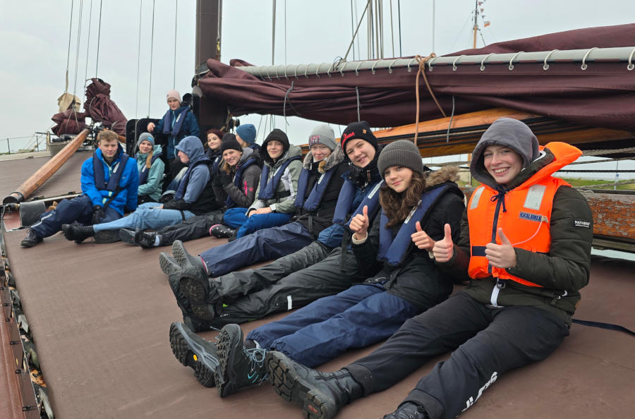 Erst die Theorie, dann die Praxis: Umsetzung auf dem Segelschiff. Foto: Ev. Jugend Lippe