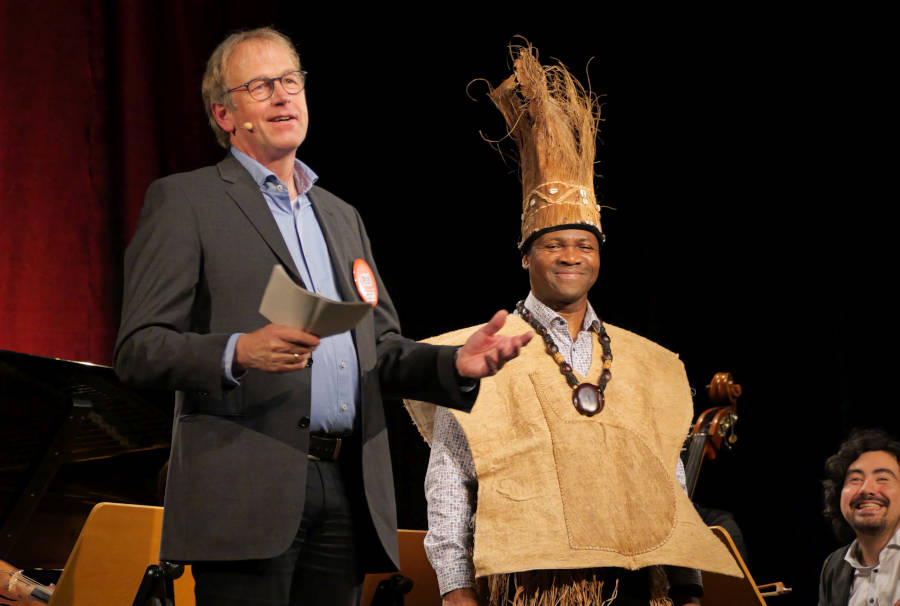 Dieter Bökemeier wirbt für die Arbeit von Brot für die Welt im „Cross Culture Concert“ mit Sänger Christian Akoa aus Kamerun. Foto: Lippische Landeskirche