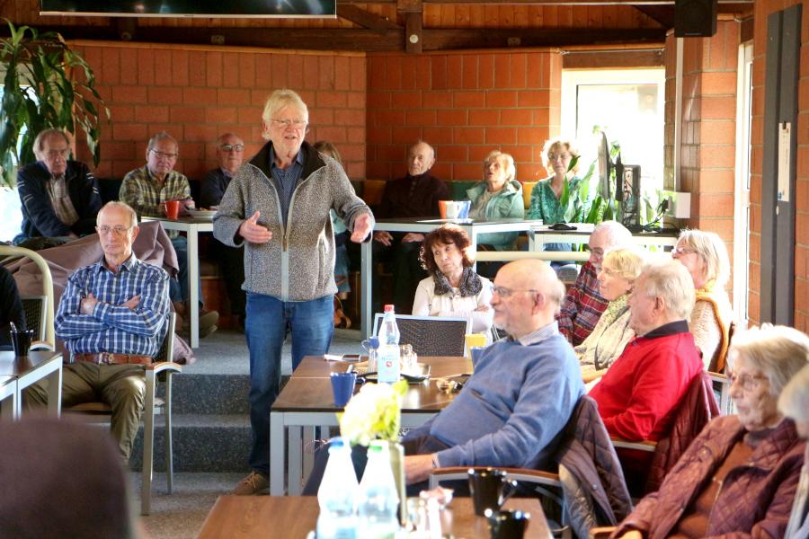 Detlev Gadow (Mitte) stellt den Referenten des Erzählcafés Ulrich Wellmann vor. Foto: Thomas Dohna