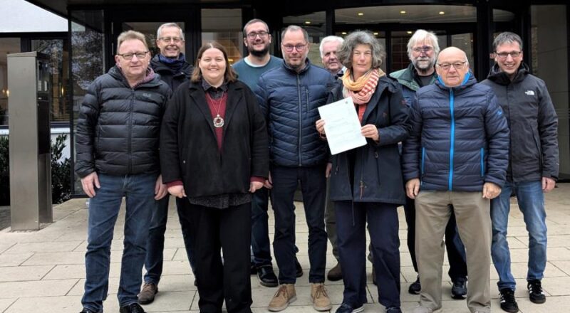 Vertreter der Parteien freuen sich mit der Gemeindeverwaltung über den Förderbescheid. Friedrich Wehmeier (von links), Axel Meckelmann (beide CDU), Christiane Frevert (Grüne), Nils Schotte (SPD), Dirk Puchert-Blöbaum (Leiter Bauamt), Hermann Graf von der Schulenburg (FDP), Susanne Knipping (mit dem Förderbescheid), Jürgen Hachmeister (Grüne), Klaus Fiedler (CDU)und Bürgermeister Martin Hoffmann. Foto: Gemeinde Leopoldshöhe