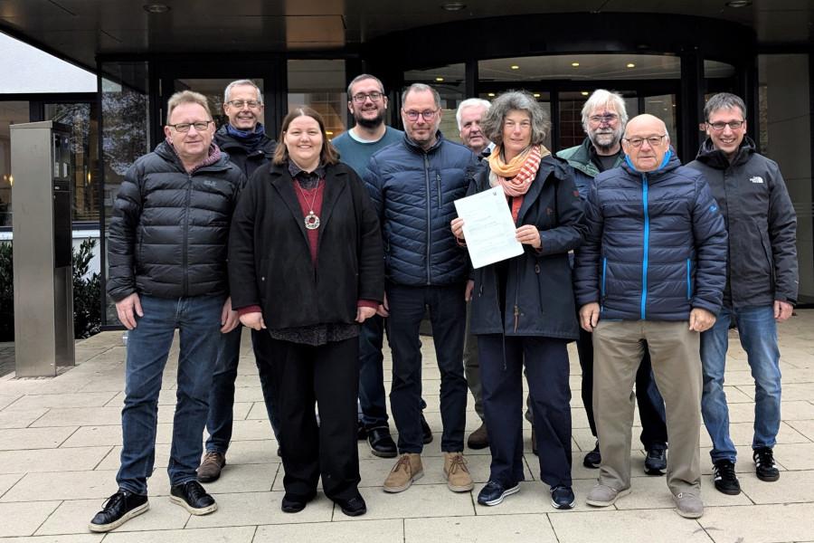 Vertreter der Parteien freuen sich mit der Gemeindeverwaltung über den Förderbescheid. Friedrich Wehmeier (von links), Axel Meckelmann (beide CDU), Christiane Frevert (Grüne), Nils Schotte (SPD), Dirk Puchert-Blöbaum (Leiter Bauamt), Hermann Graf von der Schulenburg (FDP), Susanne Knipping (mit dem Förderbescheid), Jürgen Hachmeister (Grüne), Klaus Fiedler (CDU)und Bürgermeister Martin Hoffmann. Foto: Gemeinde Leopoldshöhe