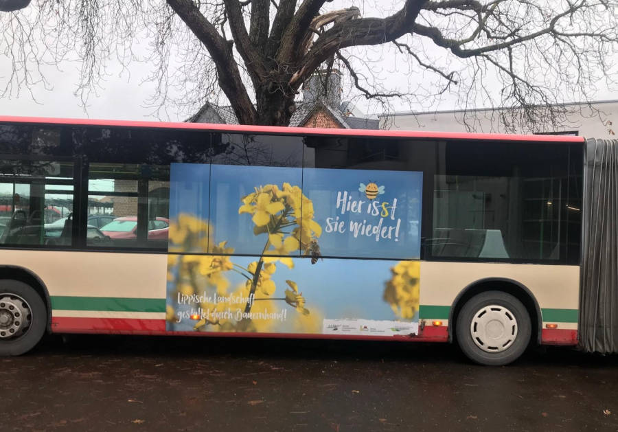 Das Busunternehmen Wellhausen fährt seit Herbst wieder mit Werbung für die heimische Landwirtschaft durch den Kreis. Foto: WLV