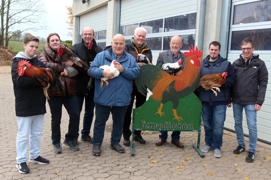 Joscha Kiel (v. l.), Sandra Erfkamp, Stephan Hellmann, Andreas Brinkmann, Heinrich Hollmann, Arnold Schmidtpott, Michael Kiel und Bürgermeister Martin Hoffmann präsentieren die Geflügelschau auf dem Leopoldshöher Bauhof. Fotos: Thomas Dohna