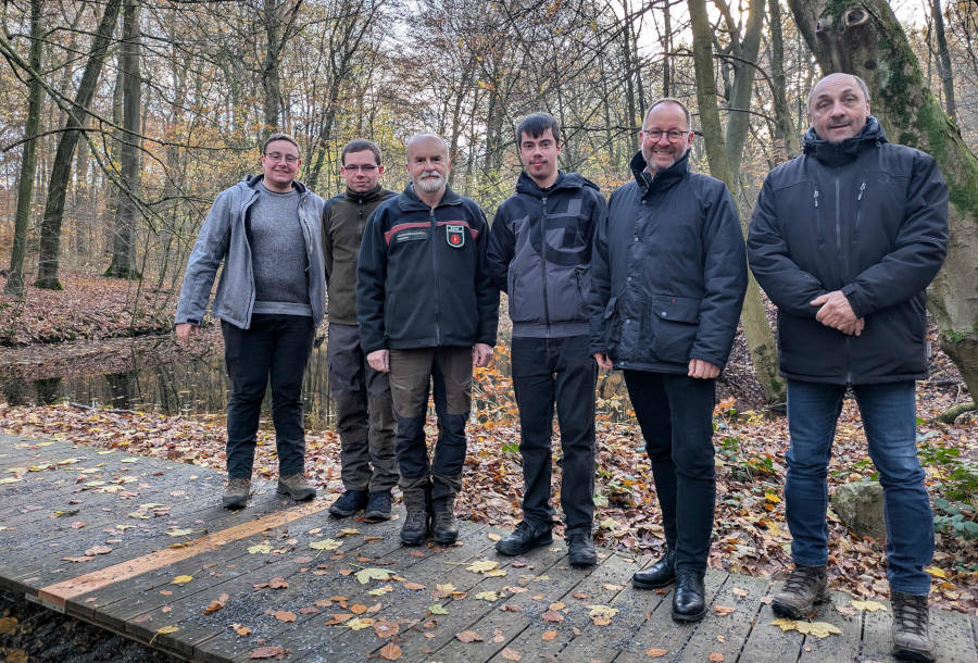 Freuen sich über den Erfolg des Friedwalds Kalletal, von Links: Adrian Sorhage, Jeremias Bauerrichter, Frank Homuth, Maximilian Kran, Jörg Düning-Gast, Detlev Dohm. Foto: LVL