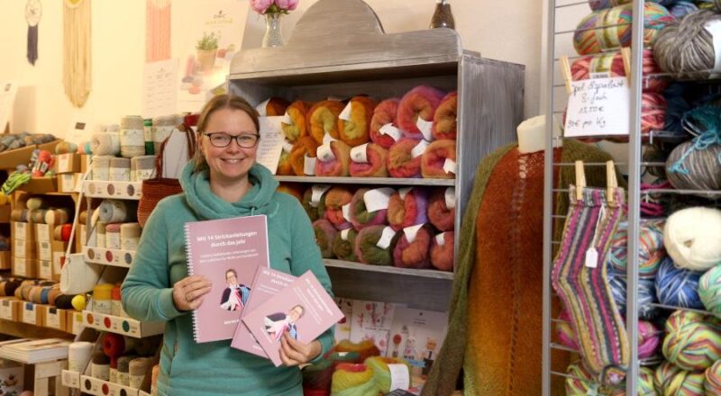 Sabrina Karlem präsentiert ihr erstes Strcikbuch. Die Originalteil-Strickteile zu den Anleitungen im Buch kann man sich im Laden anschauen. Foto: Edeltraud Dombert