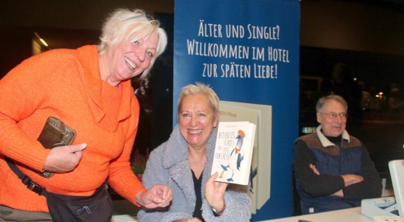 Lioba Albus signiert ihr Buch „Betreutes Flirten“ für Karin Drews (links). Foto: Christine Reuner