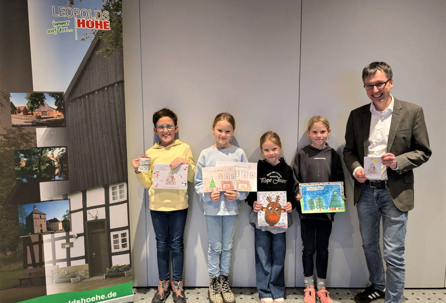 Gewinner Finn, die drei Zweitplatzierten Sofia, Hanna und Merith und Bürgermeister Martin Hoffmann mit der fertigen Weihnachtskarte. Foto: Privat