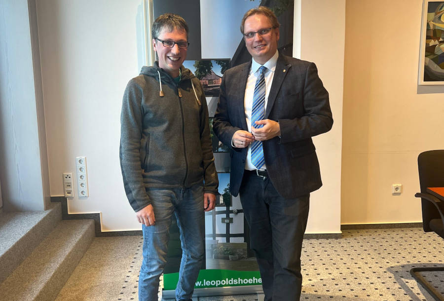 Tauschen sich über Kinderbetreuung in Leopoldshöhe aus (v.l.): Martin Hoffmann, Leopoldshöhes Bürgermeister und Dennis Maelzer, Landtagsabgeordneter für die SPD aus Lippe und Landratskandidat Foto: Wahlkreisbüro Dennis Maelzer.