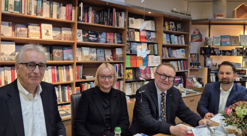 Zur Situation der aktuellen Wirtschaftslage in Lippe: IHK-Präsident Volker Steinbach (Steinbach AG, Detmold), IHK-Hauptgeschäftsführerin Svenja Jochens, IHK-Vizepräsident Alfred W. Westermann (Buchhaus am Markt, Detmold) und IHK-Referent Timm Lönneker (von links) stellen den Konjunkturlagebericht der IHK Lippe im Herbst 2024 vor. Foto: IHK Lippe